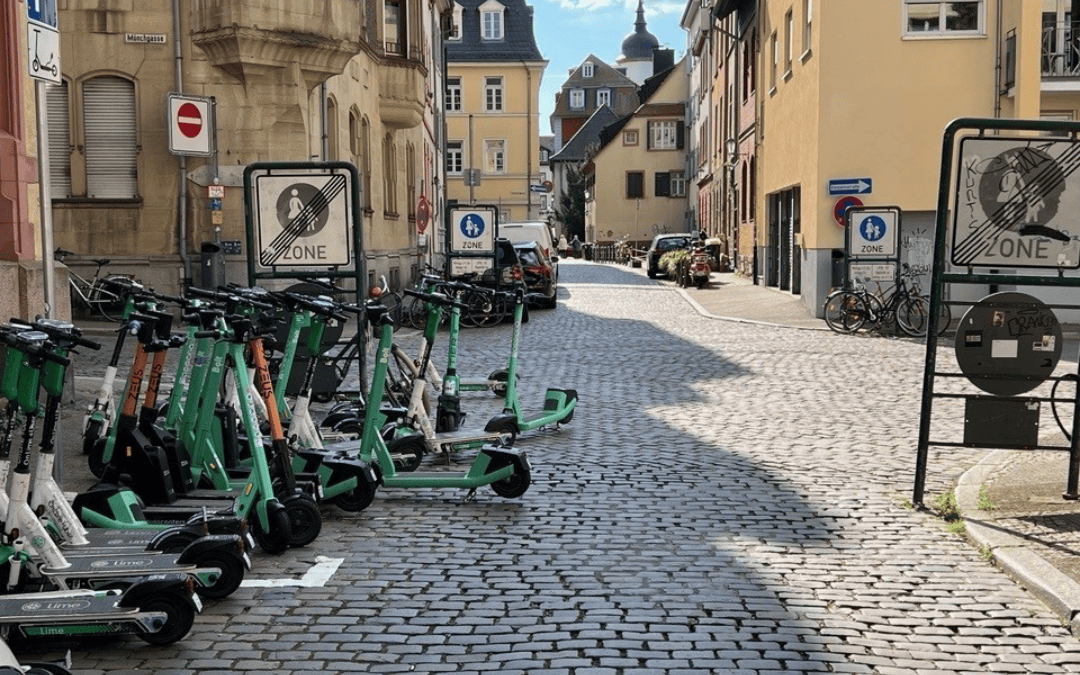 Gemein­de­rät­liche Fragezeit: Abstell­flächen für Leih-E-Scooter in der Altstadt