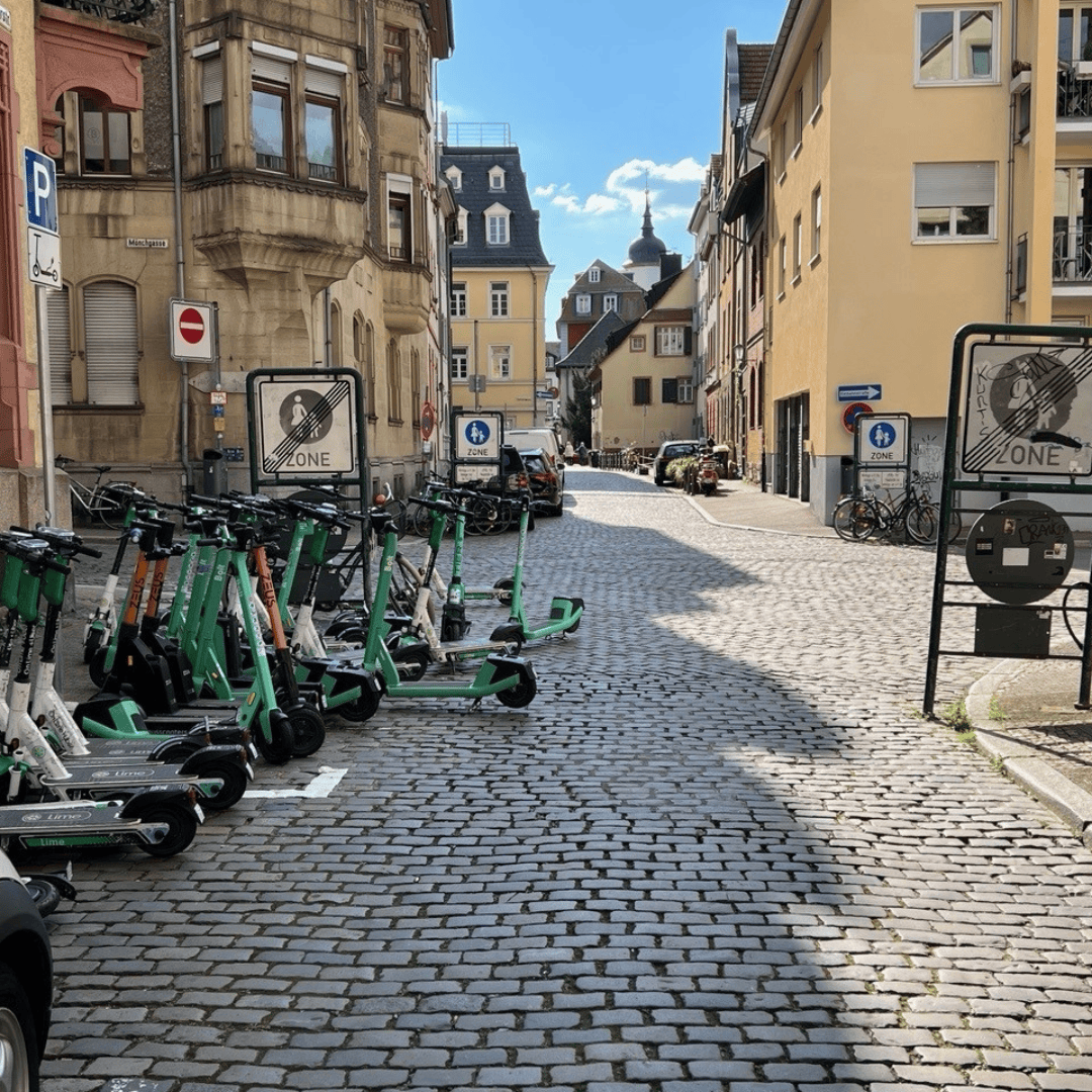 Gemein­de­rät­liche Fragezeit: Abstell­flächen für Leih-E-Scooter in der Altstadt