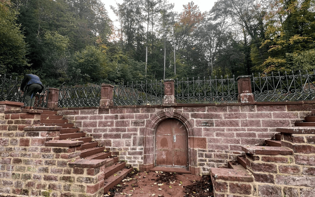 Fertig­stellung der Mauer des Quellen­gartens am Wolfs­brunnen