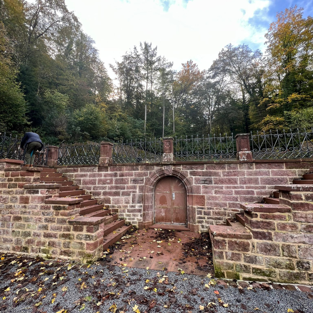 Fertig­stellung der Mauer des Quellen­gartens am Wolfs­brunnen